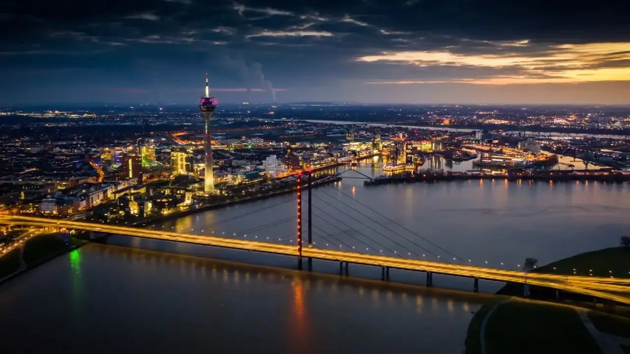 Düsseldorf, Rijnoever met de Rheinturm in de avond